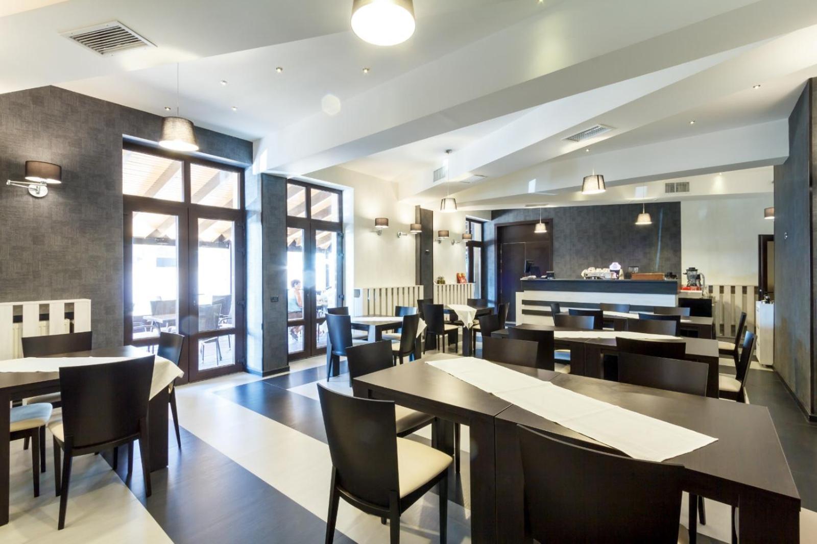 Ymy Hotels Targu Jiu Exterior photo