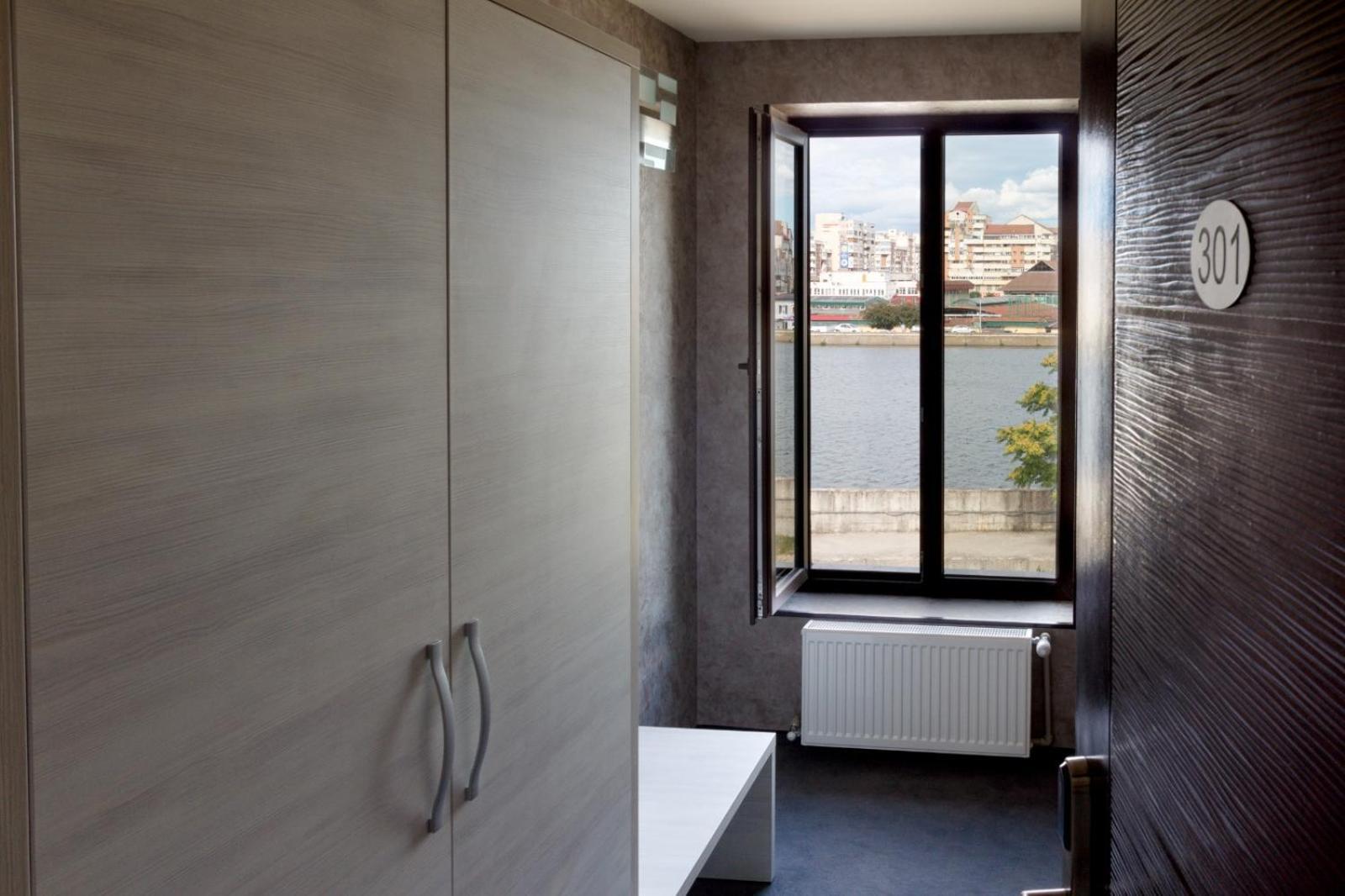 Ymy Hotels Targu Jiu Exterior photo