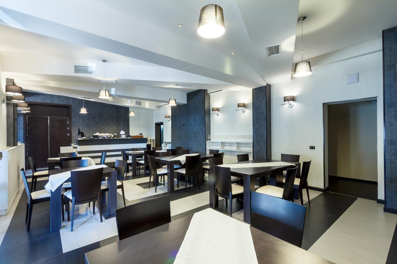 Ymy Hotels Targu Jiu Exterior photo