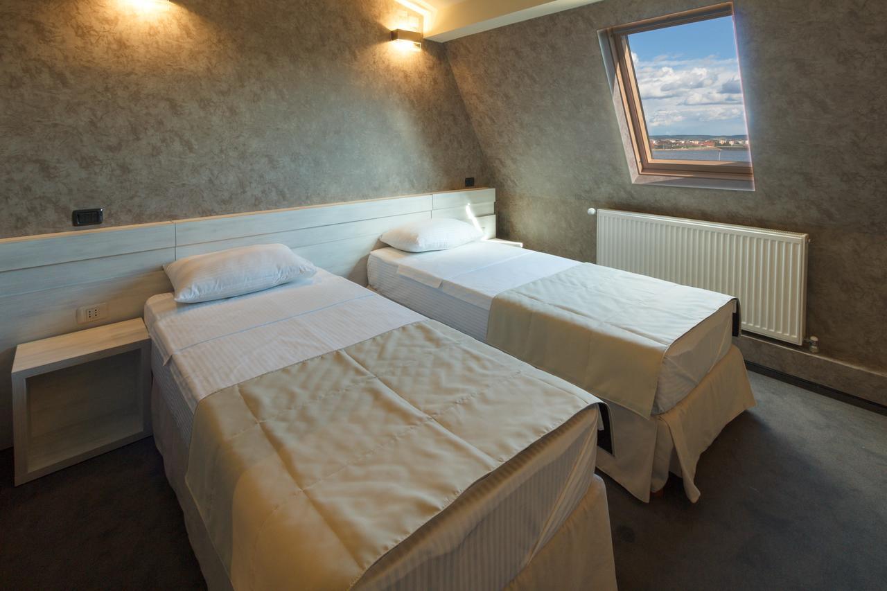 Ymy Hotels Targu Jiu Room photo